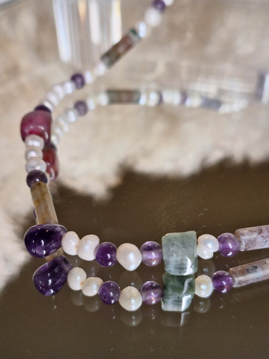 Collar artesanal de piedras naturales, Perlas de rio, Amatistas, Agata Musgosa, Turmalina Sandia y Jade